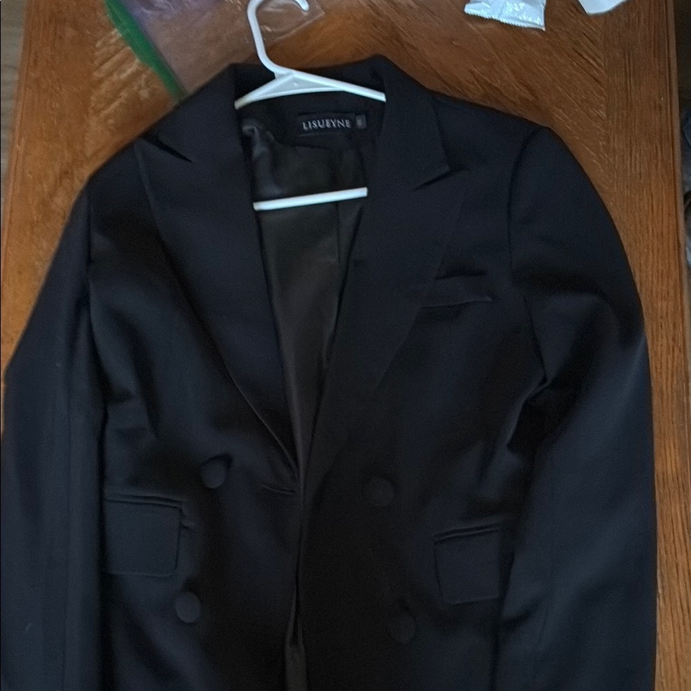 Black Blazer with Structured Shoulders and Traditional Lapels